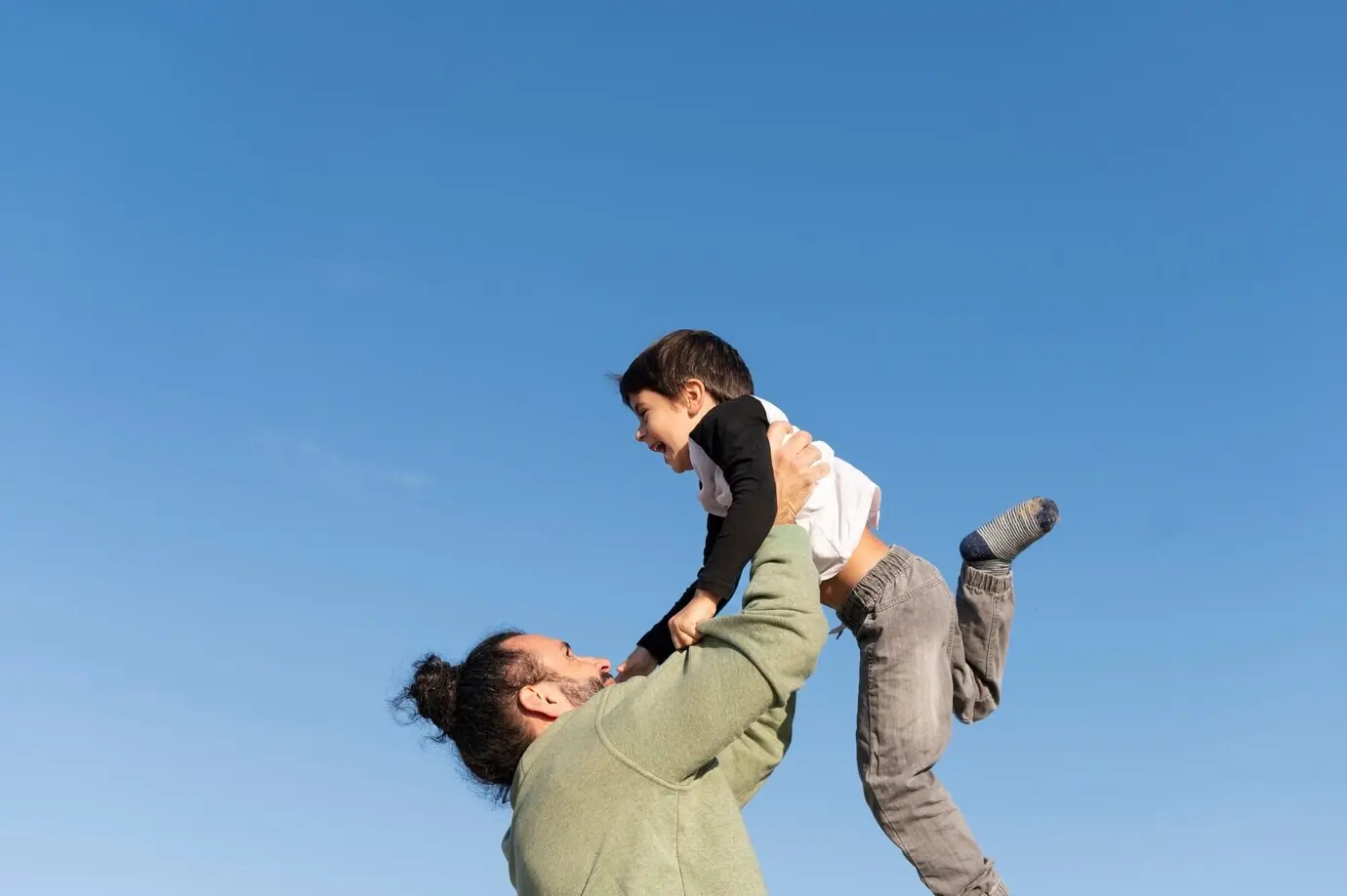 Vater und sein Kind verbringen Zeit miteinander.