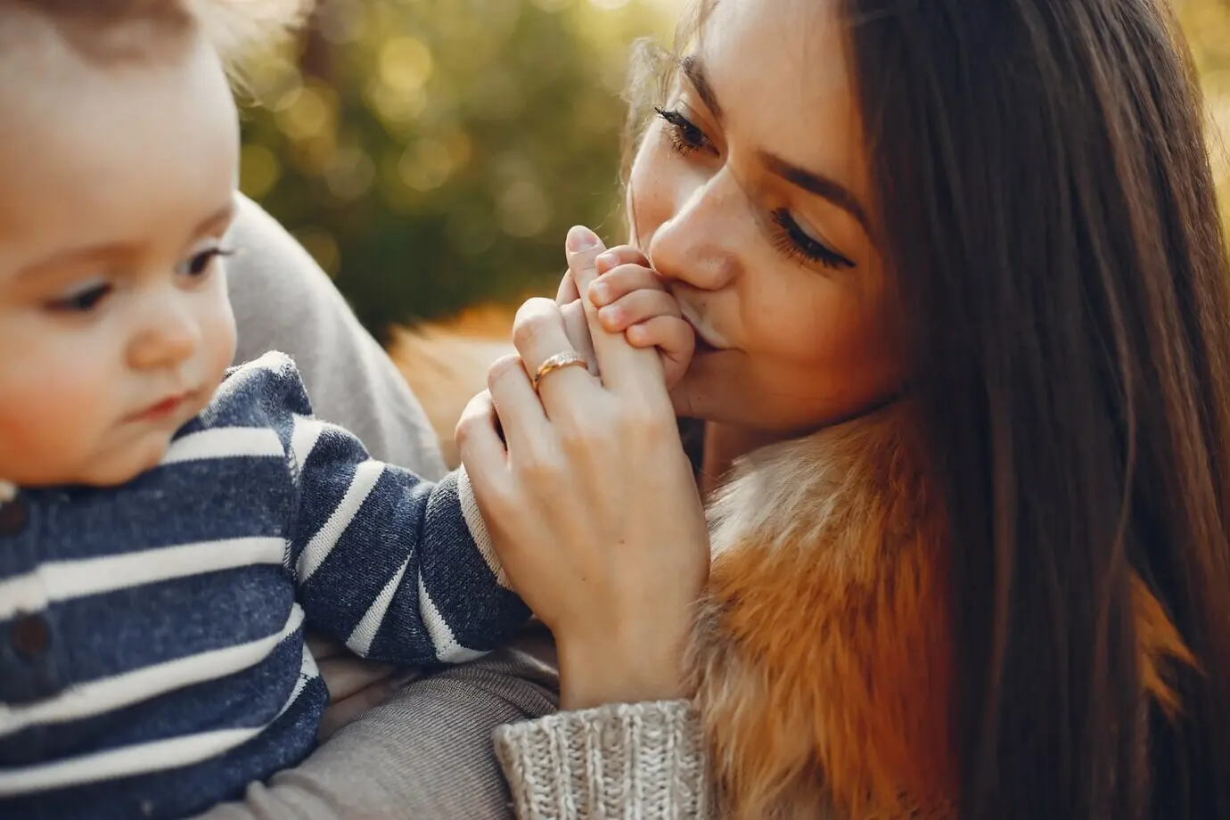 Eine niedliche Familie spielt in einem Park im Sommer.